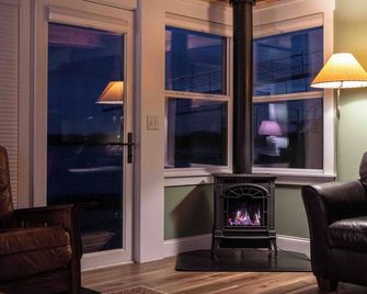 Minnestay Water's Edge Retreat - Waverly - Living room