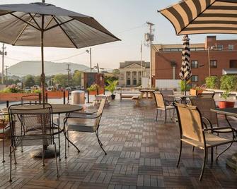 Historic Rooftop Loft Apartment Downtown - Roanoke - Patio