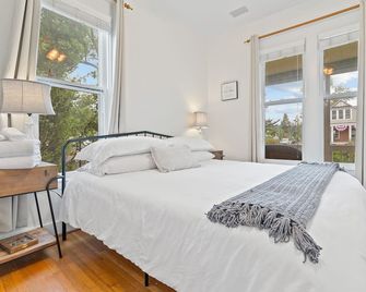 Comfy King Bed Retreat, Downtown, 2 Brms, Ac! - Flagstaff - Bedroom