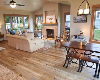 30 minutes from Lambeau & steps from Lake Michigan! 2 beauties in one! - Manitowoc - Obývací pokoj