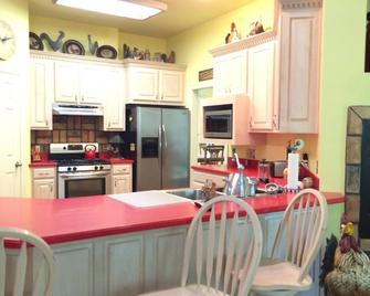 Quiet Oasis Near New Orleans - Slidell - Kitchen