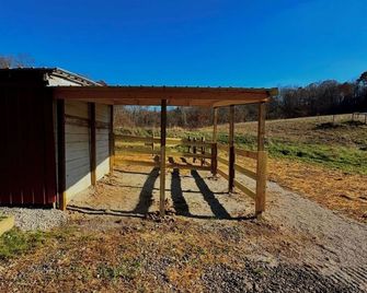 Timberline Cabins - Peaceful Pines Lodge, Wifi, Pets, Stalls, Hot Tub - Cambridge