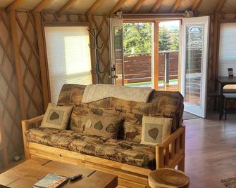 Ocean front luxury yurt on beautiful landscaped property - Powell River - Huiskamer