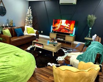 Modern Luxe Downtown Picayune Condo - Safe area & 20 mins to Slidell, La! - Picayune - Soggiorno