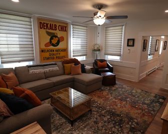 Newly Renovated House and private Pickleball in the Heart of Lancaster - Mount Joy - Living room