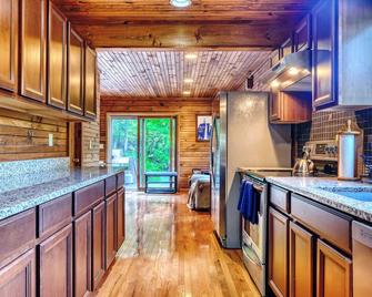 Must see the Up Cabin in the Hideout - Lake Ariel - Kitchen