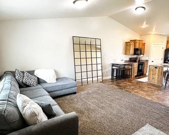 Spacious 3-Bedroom Ammon Condo With Wifi, Ac, Full Kitchen & Modern Comforts - Ammon - Huiskamer