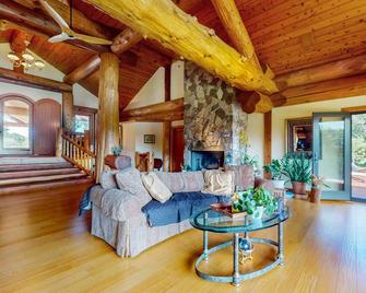 Cherry Knoll - Benton Harbor - Living room