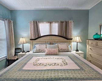 Aunt May's - Waterfront Cottage in Cedar Key! - Cedar Key - Bedroom