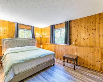 4 Bed home near downtown Minneapolis/airport, Views, Near MOA/MSP, quiet area - Plymouth - Bedroom