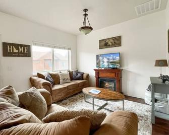 Cozy Donnelly Bungalow with Neighborhood Playground - Donnelly - Living room