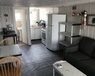 Hampton Beach - Great Location and Immaculate - Hampton - Living room