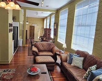 Historic Downtown Lofts - Columbus - Living room