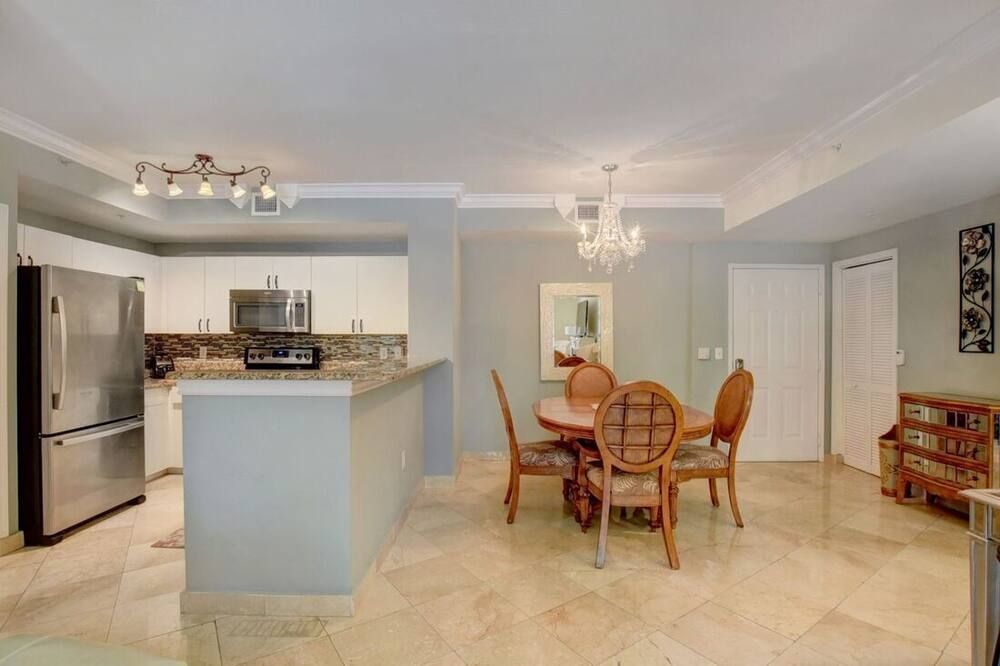 Courtyard at Cityplace condo with beautiful pool view and 2 bedrooms 2 baths - West Palm Beach - Dining room