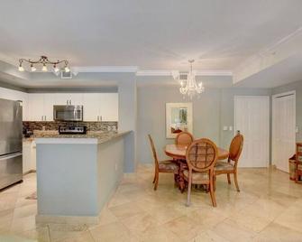 Courtyard at Cityplace condo with beautiful pool view and 2 bedrooms 2 baths - West Palm Beach - Comedor