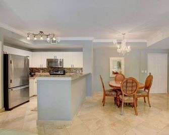 Courtyard at Cityplace condo with beautiful pool view and 2 bedrooms 2 baths - West Palm Beach - Dining room