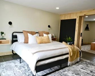 Golden Spike Stable Getaway in Downtown Tremonton - Tremonton - Bedroom