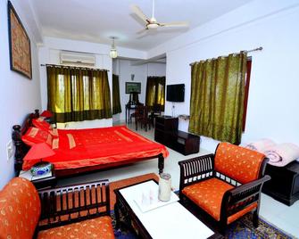 Umaid Palace - A Lakeside Resort - 25 minutes from Mehandipur Balaji - 20 minutes from Chand Baori Stepwell Abhaneri & 40 minutes from Bhangarh Fort - Dausa - Bedroom