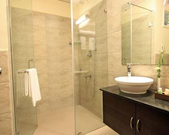 Chris Hotel Whitefield - Bangalore - Baño