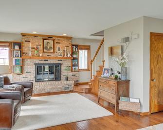 Tennis Court & Deck: Pet-friendly Charles City Gem - Charles City - Living room