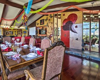 Colorful El Cajon Gem Deck, Garden and Valley Views - El Cajon - Restaurant