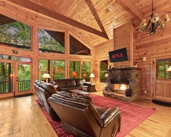Deluxe Cabin For Groups Near Helen w Hot Tub - Cornelia
