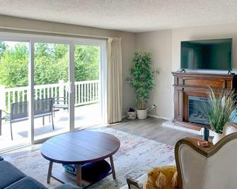 Majestic mountain view dog-friendly home with patio and fireplace - Silverdale - Living room