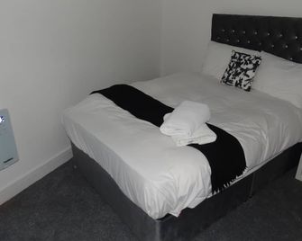 Captivating 1-Bedroom Apartment in Bolton - Bolton - Bedroom