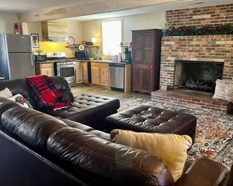Cozy 2-bedroom cabin in charming Lexington with WiFi, AC - Lexington