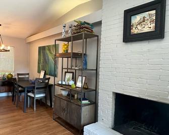 Newly renovated 2-bedroom house in Austin! Minutes from DT, SOCO & the airport! - Austin