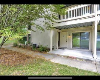 Beautiful 2BR/1BA Renovated Condo near DC w/pool - Springfield - Outdoors view