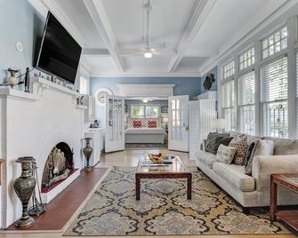 Drayton Place 1A - Walk Everywhere in Starland, Heated Pool Access by Southern Belle Savannah - Savannah - Living room