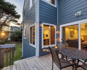 Royal Canoe by AvantStay Walk to the Shore Private Yard - Arch Cape - Patio