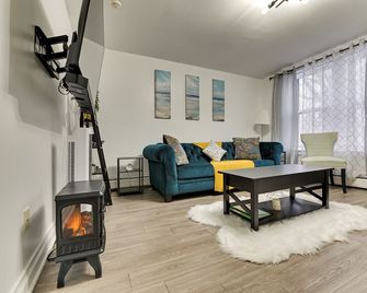 Walk to Downtown Albany Ten Broeck Triangle Apt! - Albany - Living room