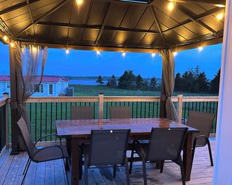Salt Wind Cottage - Cozy 3 bedroom cottage in Greenwich, PEI - St. Peters Bay - Balcón