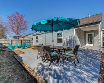 Chic Bentonville Home w/ Patio & Fire Pit! - Bentonville - Patio