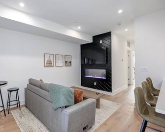 Modern 2BR Capitol Hill Apt - 3 Min Walk to Metro! - Washington D. C. - Sala de estar