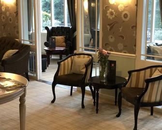 The Falcon Hotel - Farnborough - Вітальня