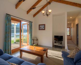 Willowbrook Country Apartments - Queenstown - Living room
