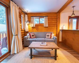 Baker Creek | Jacuzzi Suite - Lake Louise