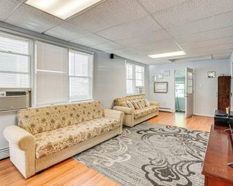 Cozy Keansburg Cottage Walk to Beach and Boardwalk! - Keansburg - Sala de estar