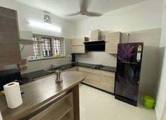 Private family home in Ernakulam town - Close to everything - Kochi - Kitchen