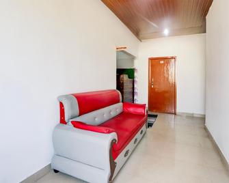 Hotel O Tara Grand luxury Rooms - Warangal - Living room