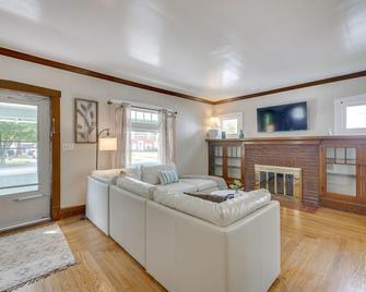 Welcoming Home in Youngstown with Private Backyard! - Youngstown - Living room