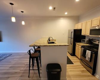 Luxury 2 bed 2 bath condo in desirable area - Dublin - Kitchen