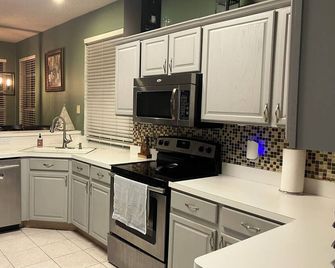 House sleeps 12, 5 bedrooms, 2.5 bath, pool, at Lake Lewsiville - Lake Dallas - Cocina