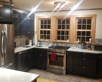Beautiful Vermont Farmhouse with views of Mount Mansfield - Cambridge - Kitchen
