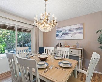 Home in San Diego! The Blue Leaf with 3bed 2bath, Golf, Large Yard! - San Diego - Comedor