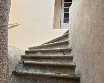 In the heart of town: New 2-bedroom apartment for 6 people - Ginestas - Trappen
