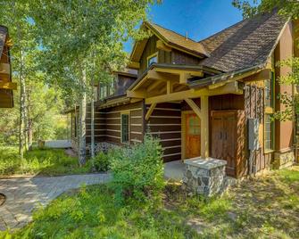 Tamarack Ski Resort Townhome - Elegant couple's retreat - Path to chairlift - Golf - Donnelly - Building